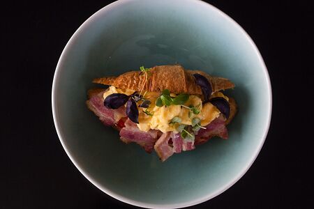 Скрэмбл в круассане с томатами и беконом