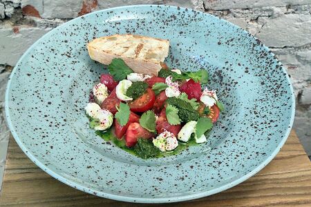 Салат с томатами и моцареллой