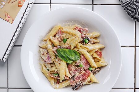 Пенне Витти с беконом, грибами и зелёным горошком