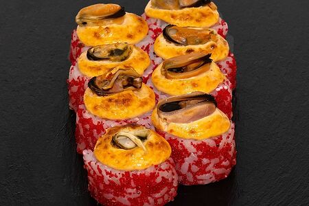 Ролл с запеченными мидиями острый