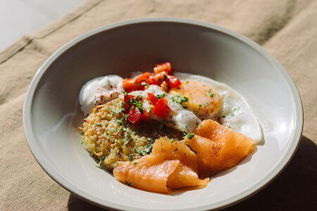 Драник с яйцом и слабосоленым лососем