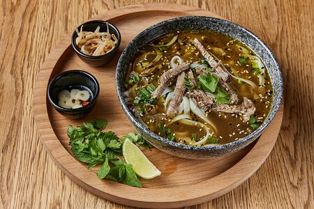 Вьетнамский суп с говядиной и рисовой лапшой