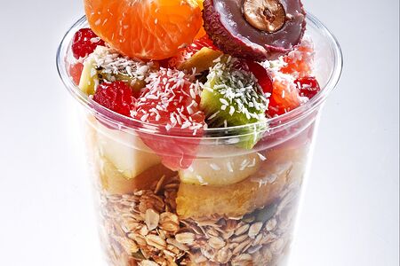 Гранола с йогуртом и фруктами