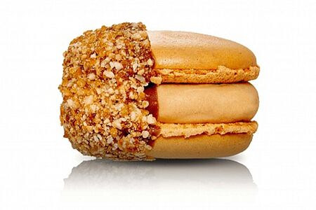 Wow-макарон Сникерс с соленой карамелью