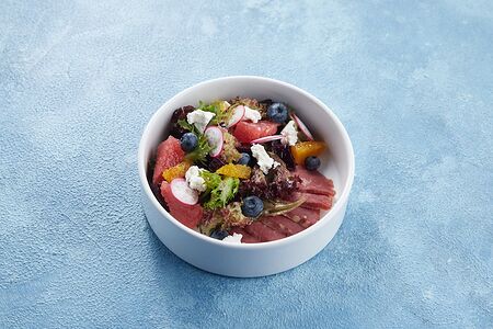 Салат с копченой уткой, свеклой и сыром рикотта