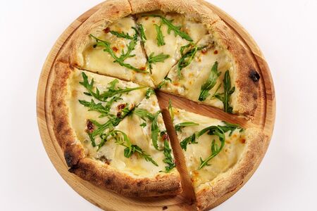 Пицца с грушей и горгонзолой