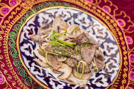 Язык под сливочным соусом