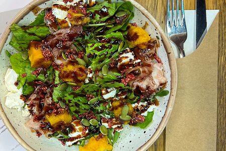Микс салатов с запеченной тыквой, мягким сыром, хамоном, тыквенными семечками