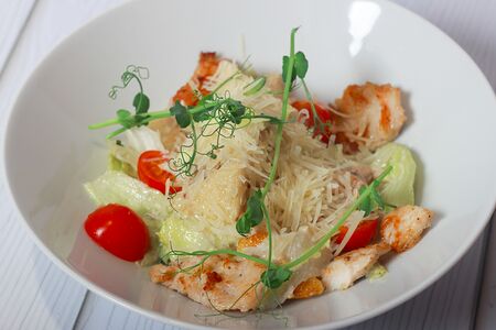 Салат Цезарь с курицей