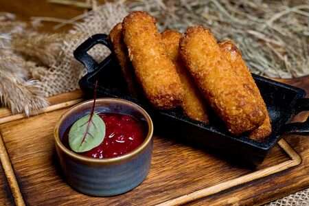 Сырные палочки из моцареллы с брусничным соусом