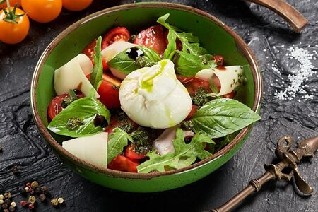 Буррата с томатами