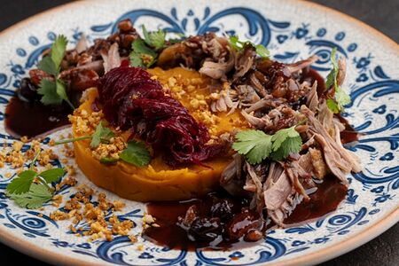 Рваная утиная ножка конфи с пюре из тыквы в соусе чарозы