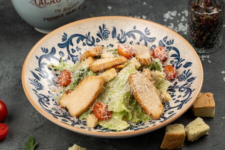 Салат Цезарь с куриной грудкой