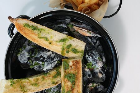 Мидии в сливочном соусе с сыром горгонзола, багетом и картофелем фри (большая порция)