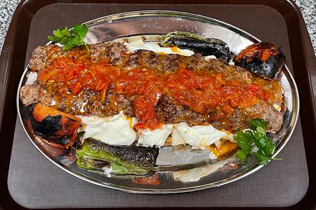 Адана-кебаб с йогуртом