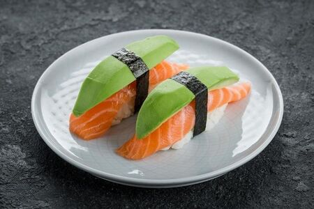 Суши с лососем и авокадо