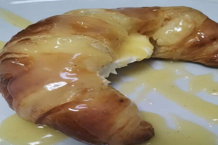 Круассан с ванильно-ромовым кремом