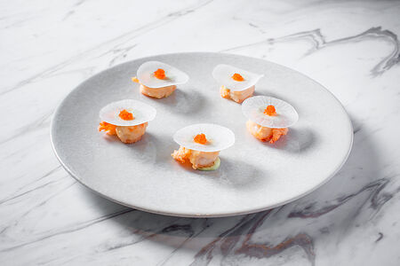 Креветки васаби с дайконом и миндалем