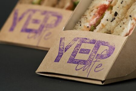 Сэндвич, фри и соус