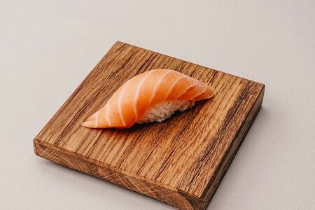 Суши из лосося