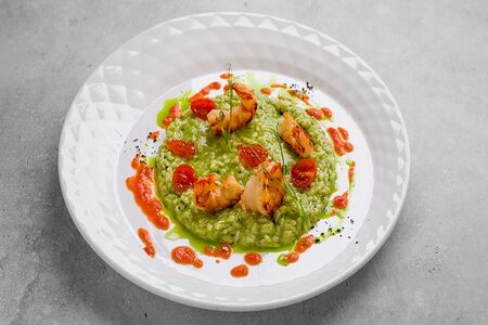 Ризотто верде с креветками под соусом биск и вялеными томатами