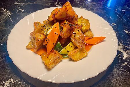 B21 Баклажаны в кляре, жаренные в кисло-сладком соусе