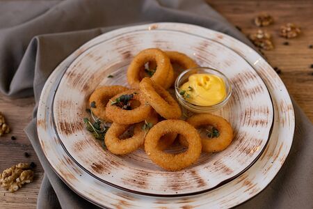 Луковые колечки с сырным соусом