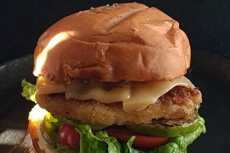 Бургер с куриной котлетой