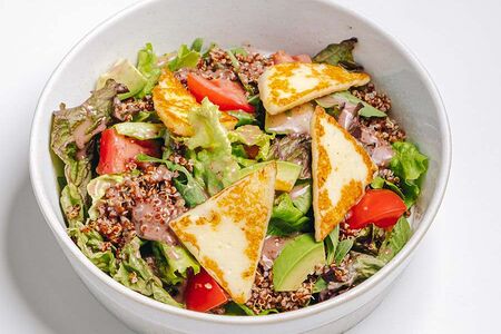 Салат с киноа и халлуми