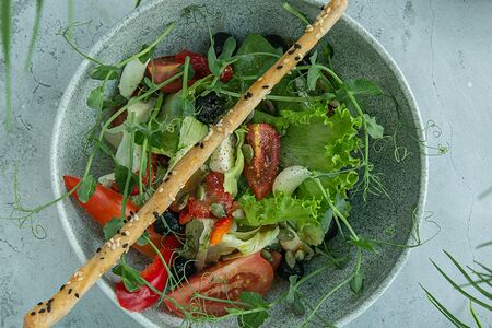 Греческий с моцареллой и печеным перцем