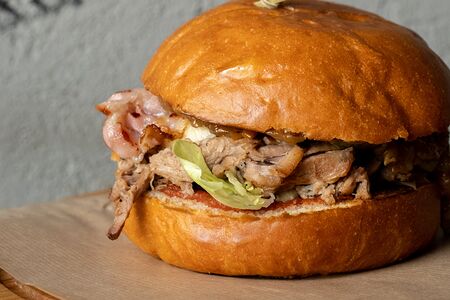 Бургер с рваной свининой и луковым джемом