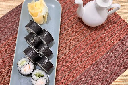 Ролл Инь-янь с креветкой