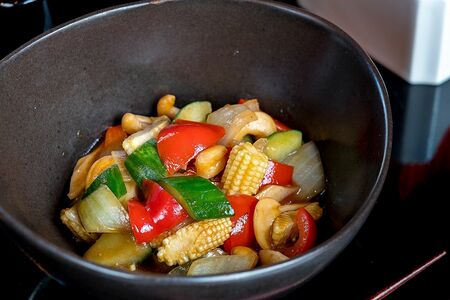 Овощи с орехами кешью, шампиньонами и молодой кукурузой в соусе кимчи