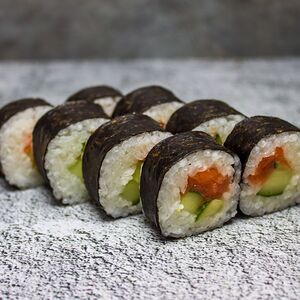 Ролл с форелью и огурцом