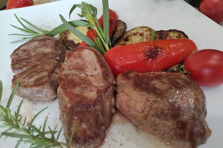 Медальоны из телятины с овощами