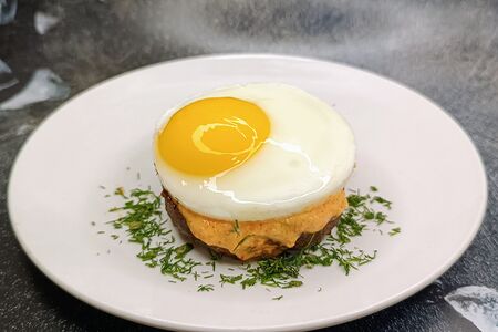 Бифштекс с яйцом