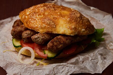 Бургер с чевапчичи