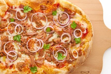 Тунец с луком. Pinsa