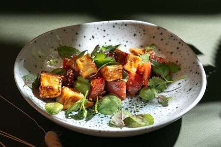 Хрустящие баклажаны с кремом из рокоты и томатами