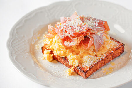 Скрембл с пармезаном и прошутто котто