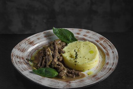 Бефстроганов с картофельным пюре