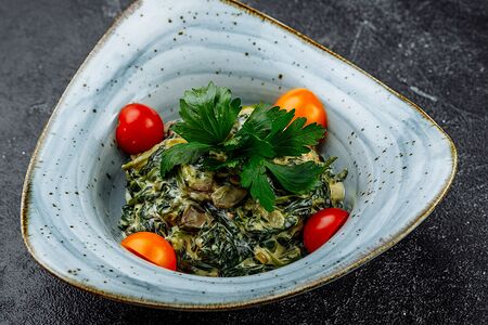 Шпинат с грибами в сливочном соусе