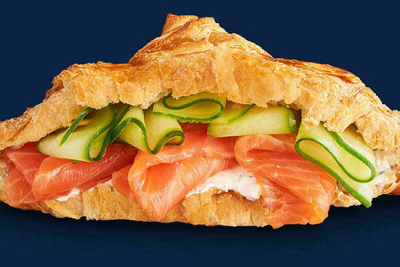 Круассан с лососем и сливочным сыром