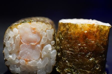 Ролл с креветкой и сыром