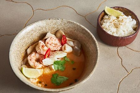 Том ям с морепродуктами