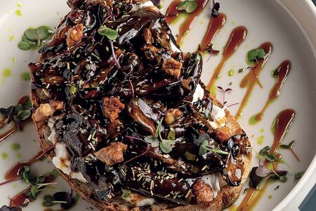 Брускетта с баклажаном и сыром страчателла