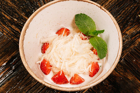 Финиковый кекс с клубникой