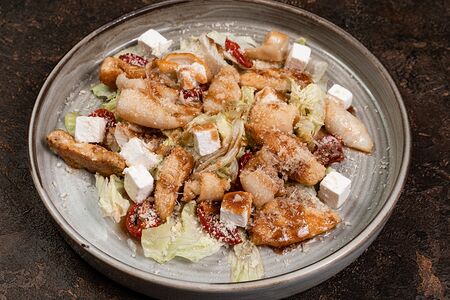 Теплый салат с кальмаром