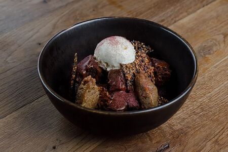 Шоколадный брауни с соленой карамелью и халвой