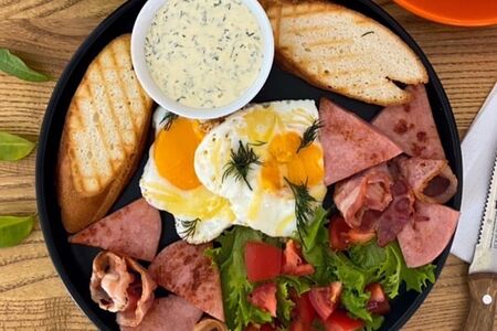 Яичница с ветчиной и беконом